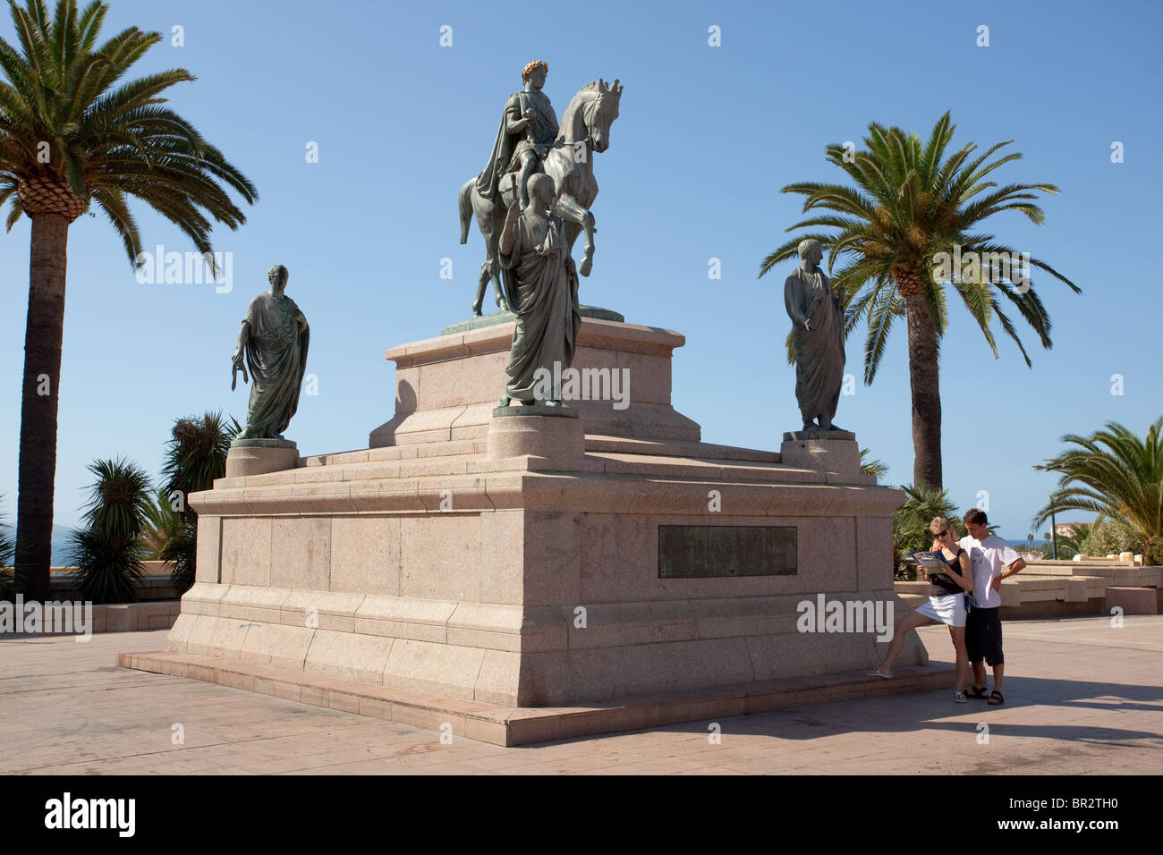 Jeune couple looking at map, contrôle endroits sur la carte ci-dessous permanent statue de Napoléon. Ajaccio corse. Banque D'Images