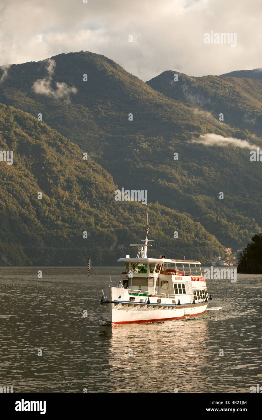 Matin ferry sur le lac de Côme Italie Banque D'Images Matin ferry sur le lac de Côme Italie Banque D'Images