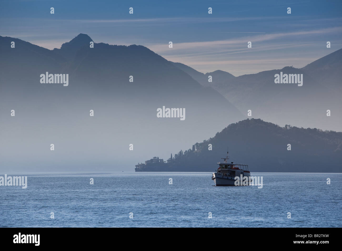 Matin ferry sur le lac de Côme Italie Banque D'Images Matin ferry sur le lac de Côme Italie Banque D'Images