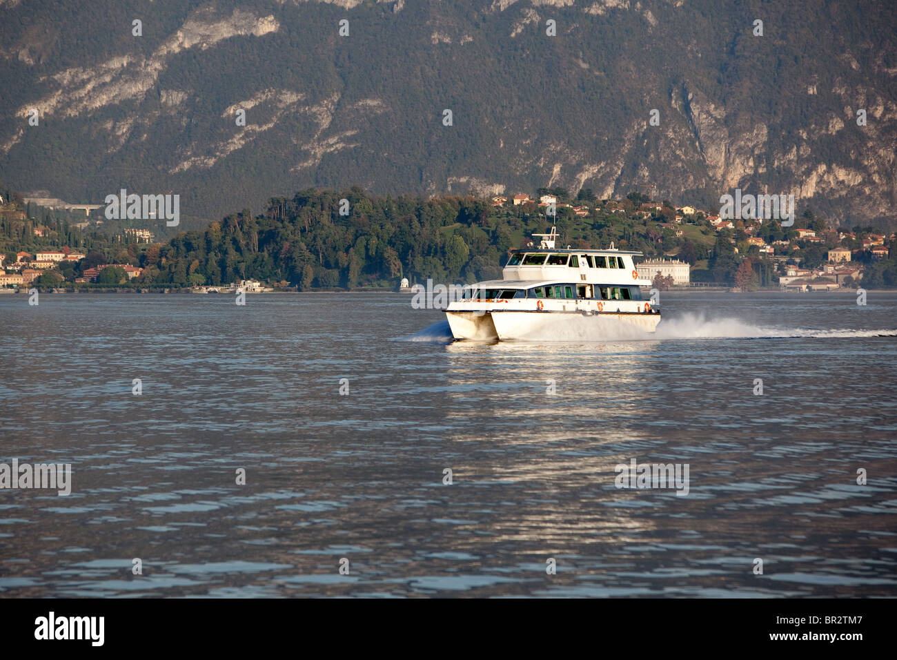 Matin ferry sur le lac de Côme Italie Banque D'Images Matin ferry sur le lac de Côme Italie Banque D'Images