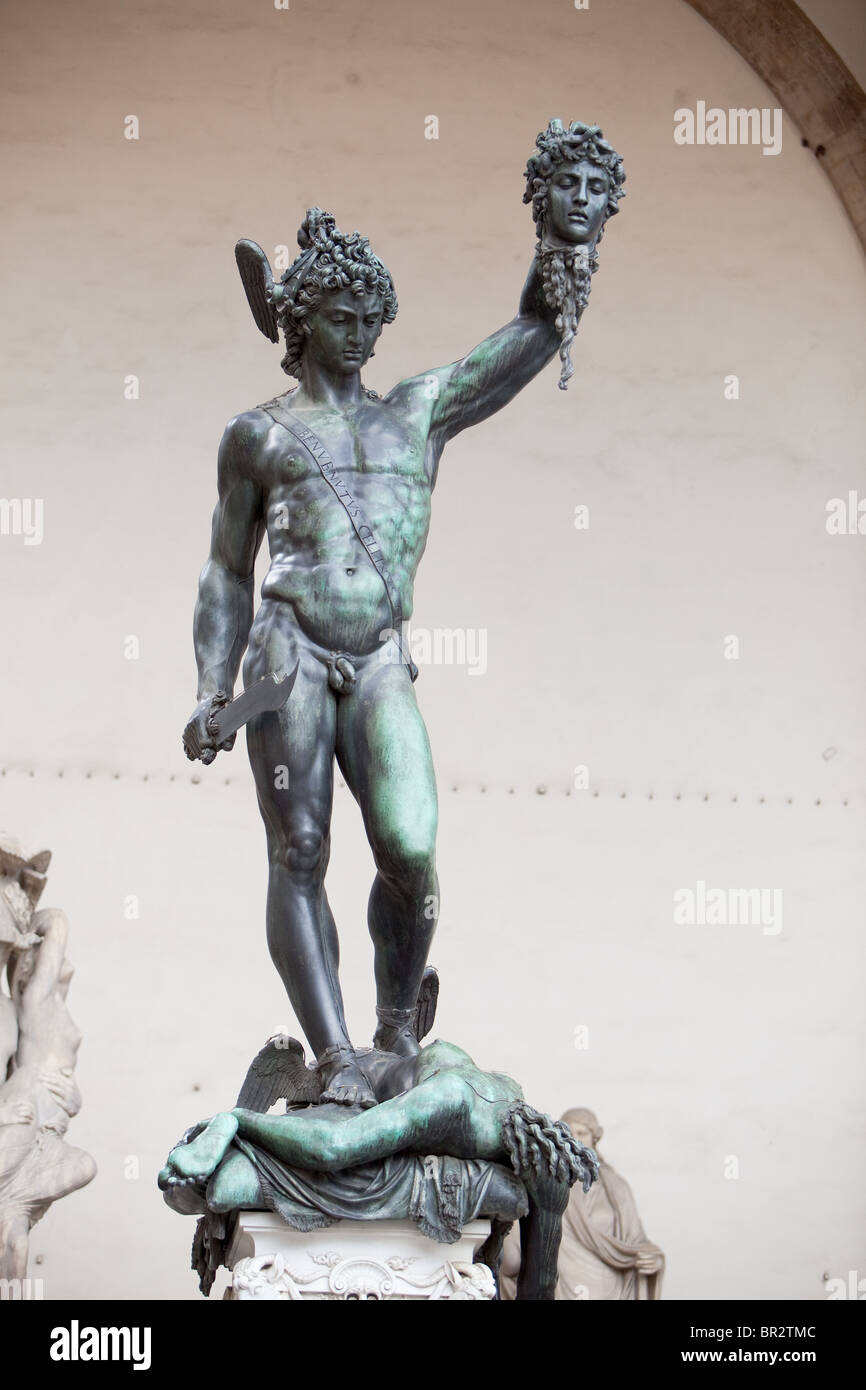 Benvenuto Cellini's Statue en bronze de Persée witrh la tête de la Méduse.Loggia dei Lanzi Florence Italie Banque D'Images