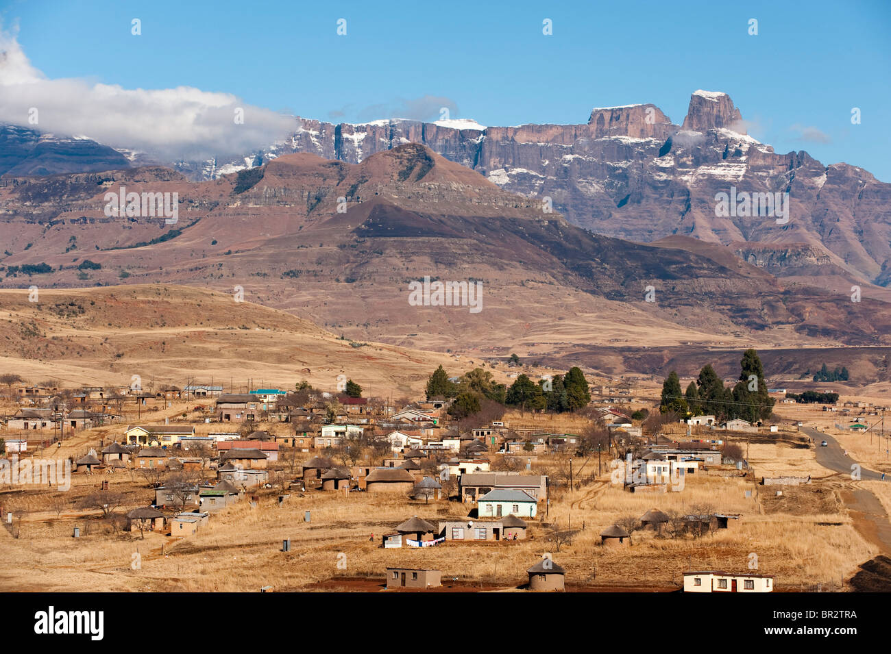 Village à la base de l'amphithéâtre, la montagne du Drakensberg, Afrique du Sud Banque D'Images