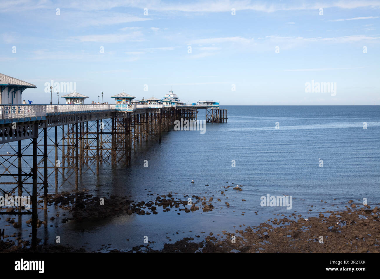 Afficher le long de la fonte Grade II jetée à Llandudno, au nord du Pays de Galles lors d'une journée ensoleillée Banque D'Images