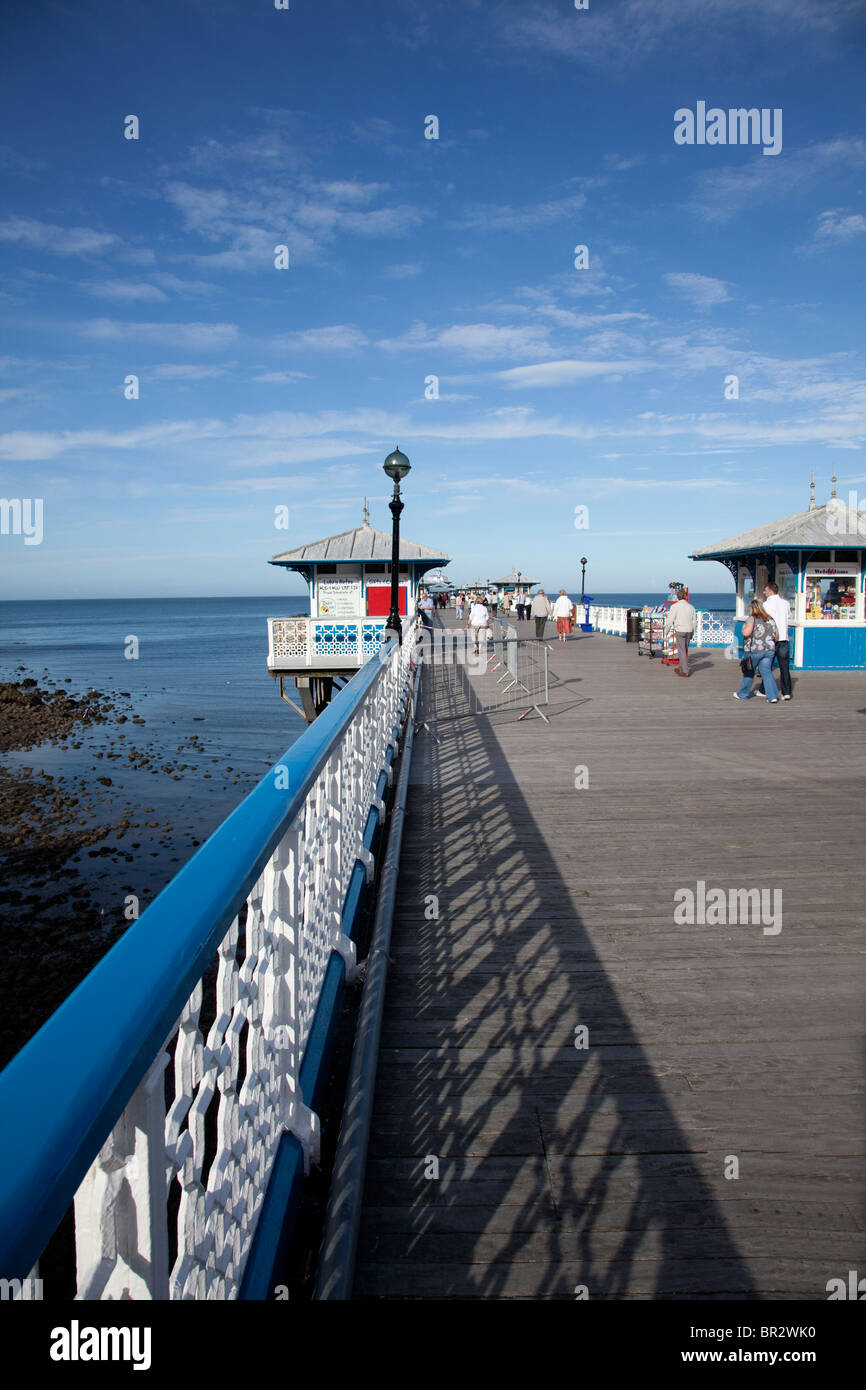 Afficher le long de la fonte Grade II jetée à Llandudno, au nord du Pays de Galles lors d'une journée ensoleillée Banque D'Images
