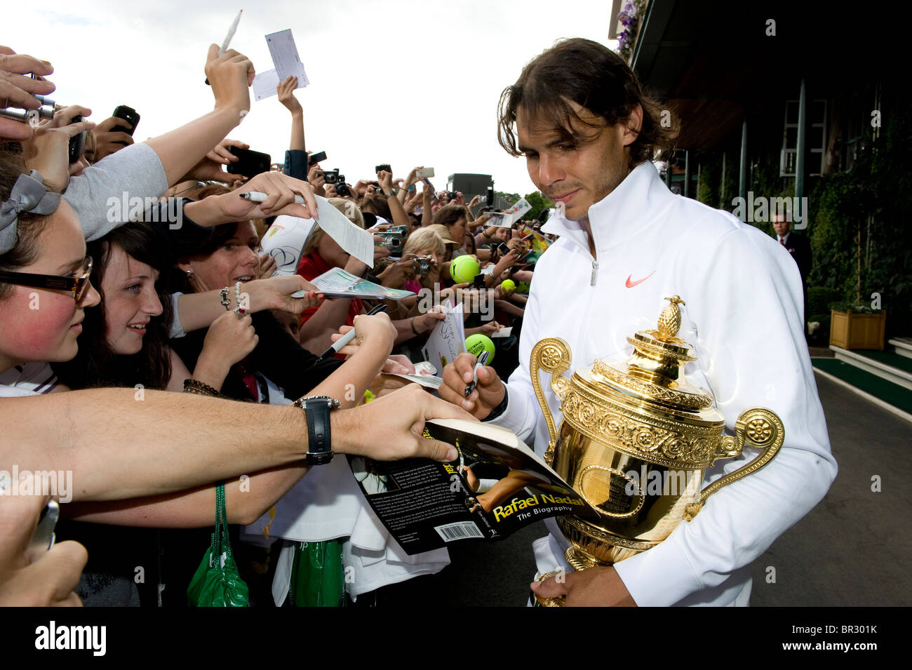 Rafael Nadal (ESP), signe des autographes à l'extérieur de l'avant de la Cour centrale après avoir remporté le Championnat de Tennis de Wimbledon 2010 Banque D'Images