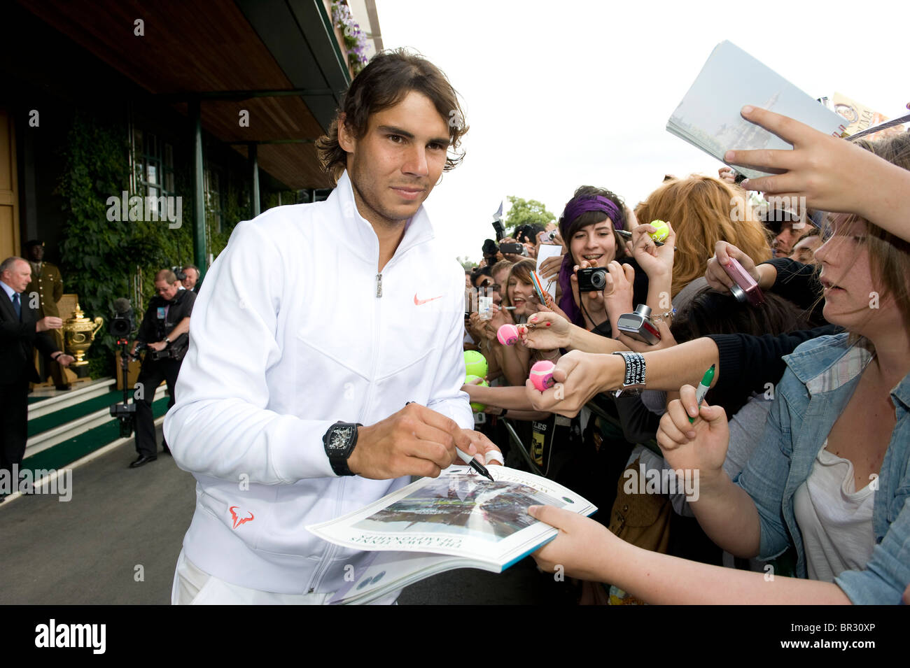 Rafael Nadal (ESP), signe des autographes à l'extérieur de l'avant de la Cour centrale après avoir remporté le Championnat de Tennis de Wimbledon 2010 Banque D'Images