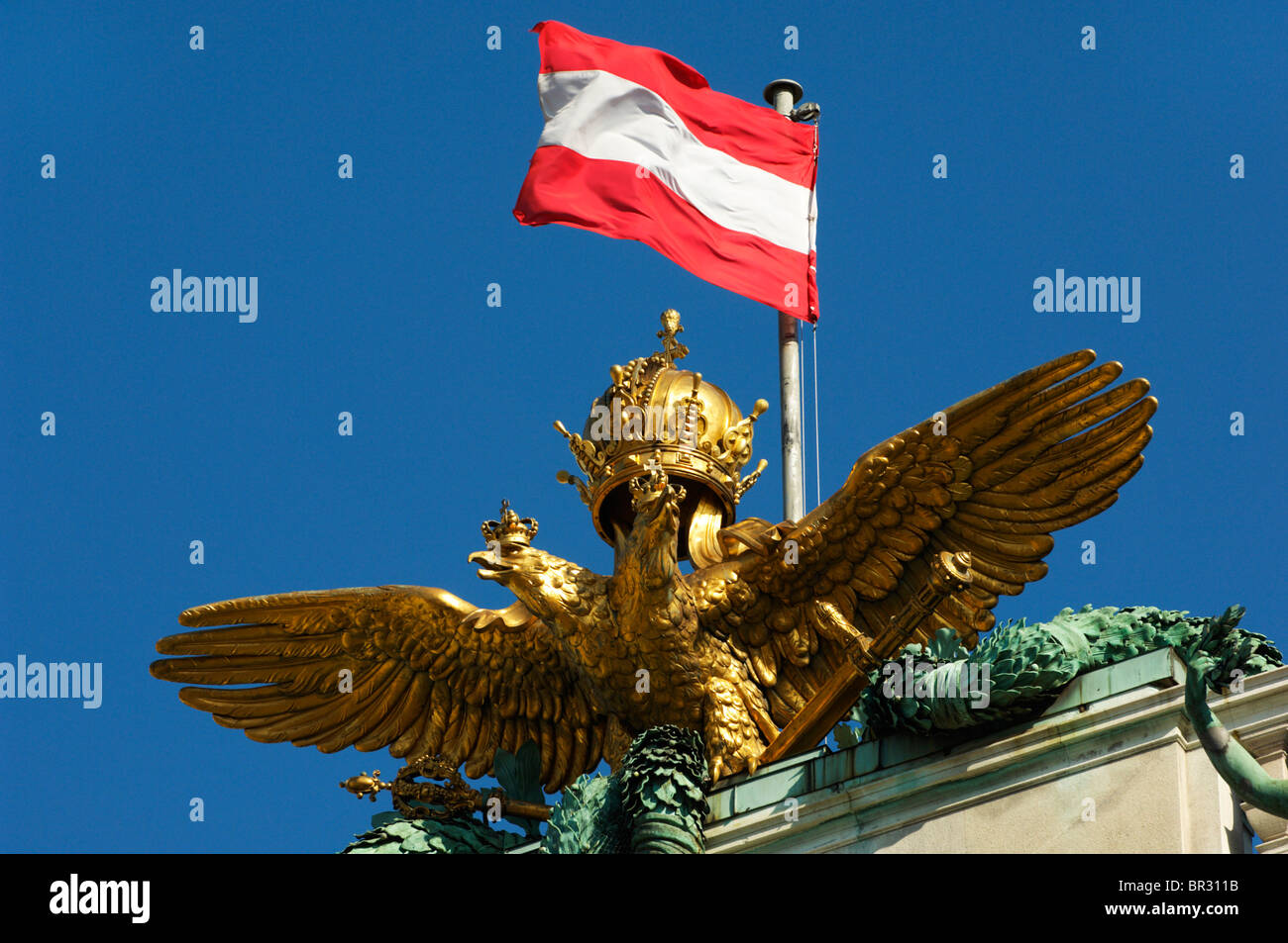Aigle impériale autrichienne et le drapeau sur le toit de la bibliothèque nationale, le palais impérial de Hofburg, Vienne, Autriche Banque D'Images