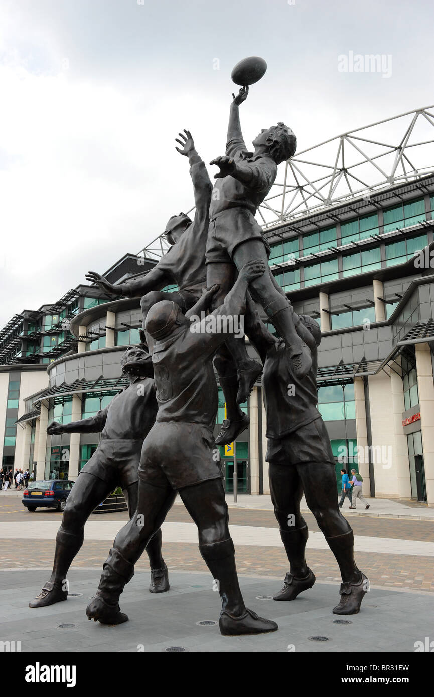 Une statue de ligne de sortie par Gerald Laing en dehors du stade de Twickenham, Londres. Accueil de la Rugby Football Union RFU ou Banque D'Images