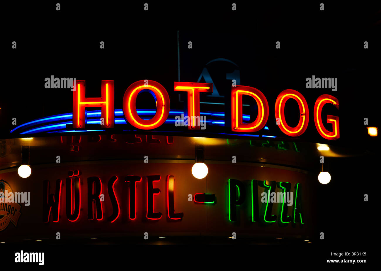 Publicité lumineuse, hot-dog, saucisses, pizza, Vienne, Autriche, Europe Banque D'Images