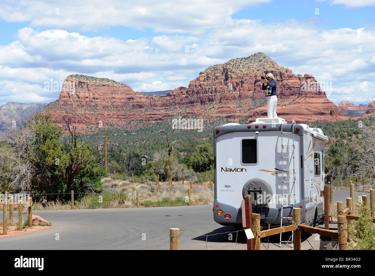 Femme photoraphs vue panoramique de Camping RV Arizona Sedona Banque D'Images