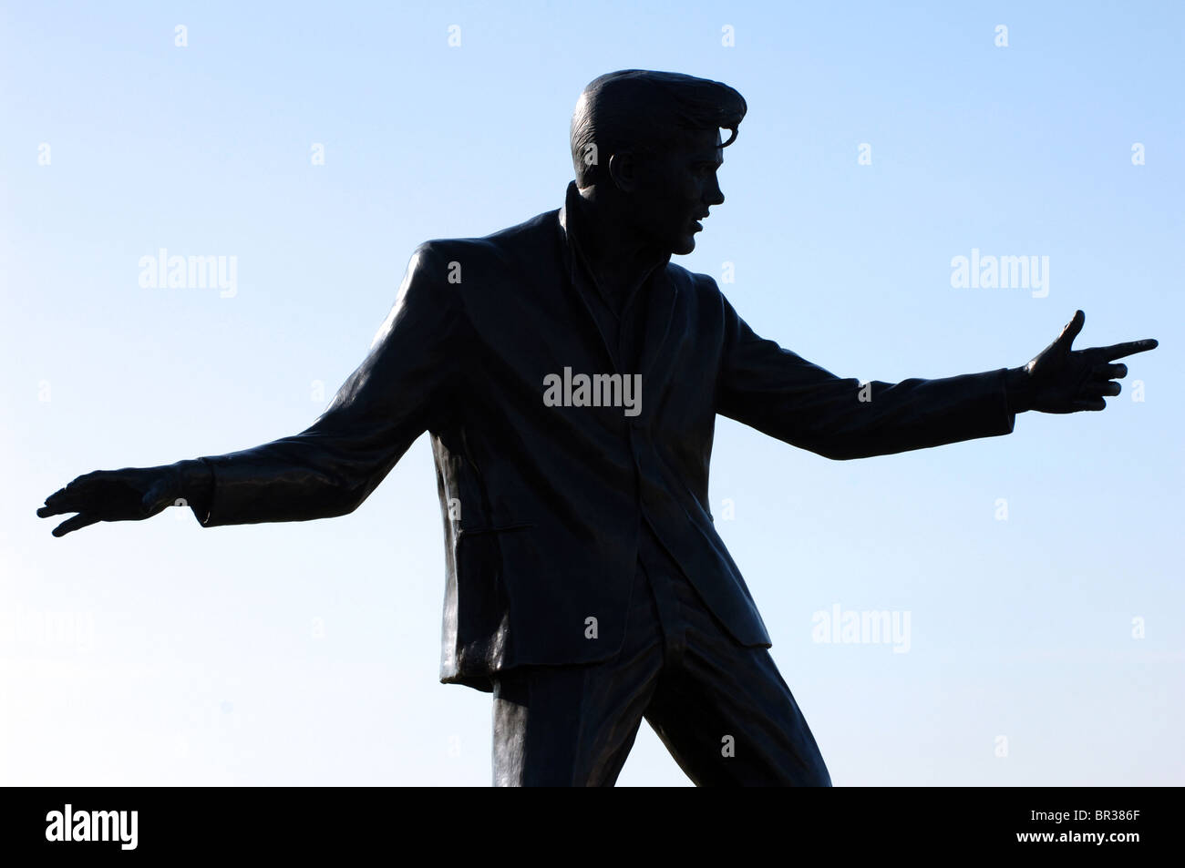 Billy Fury Statue silhouetté contre un ciel bleu à la Liverpool Waterfront. Banque D'Images
