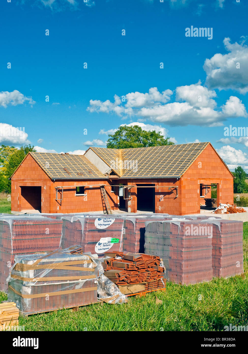 Nouvelle construction de maison de plain-pied avec les piles d' 'Imerys Toiture tuiles - Indre-et-Loire, France. Banque D'Images