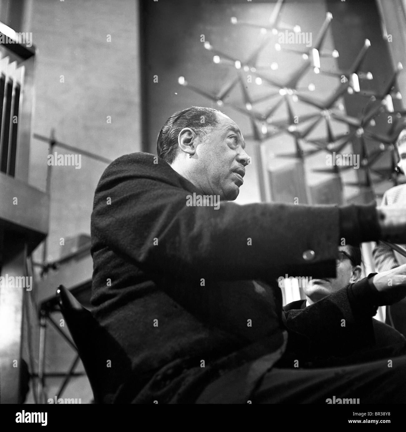 Duke Ellington répétant au piano pour un concert pour ABC Television dans la cathédrale de Coventry. 24 FÉVRIER 1966 PHOTO DE DAVID BAGNALL Banque D'Images