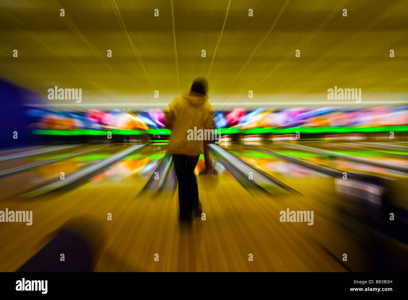 Zoomé Ten pin bowling avec bowler Banque D'Images