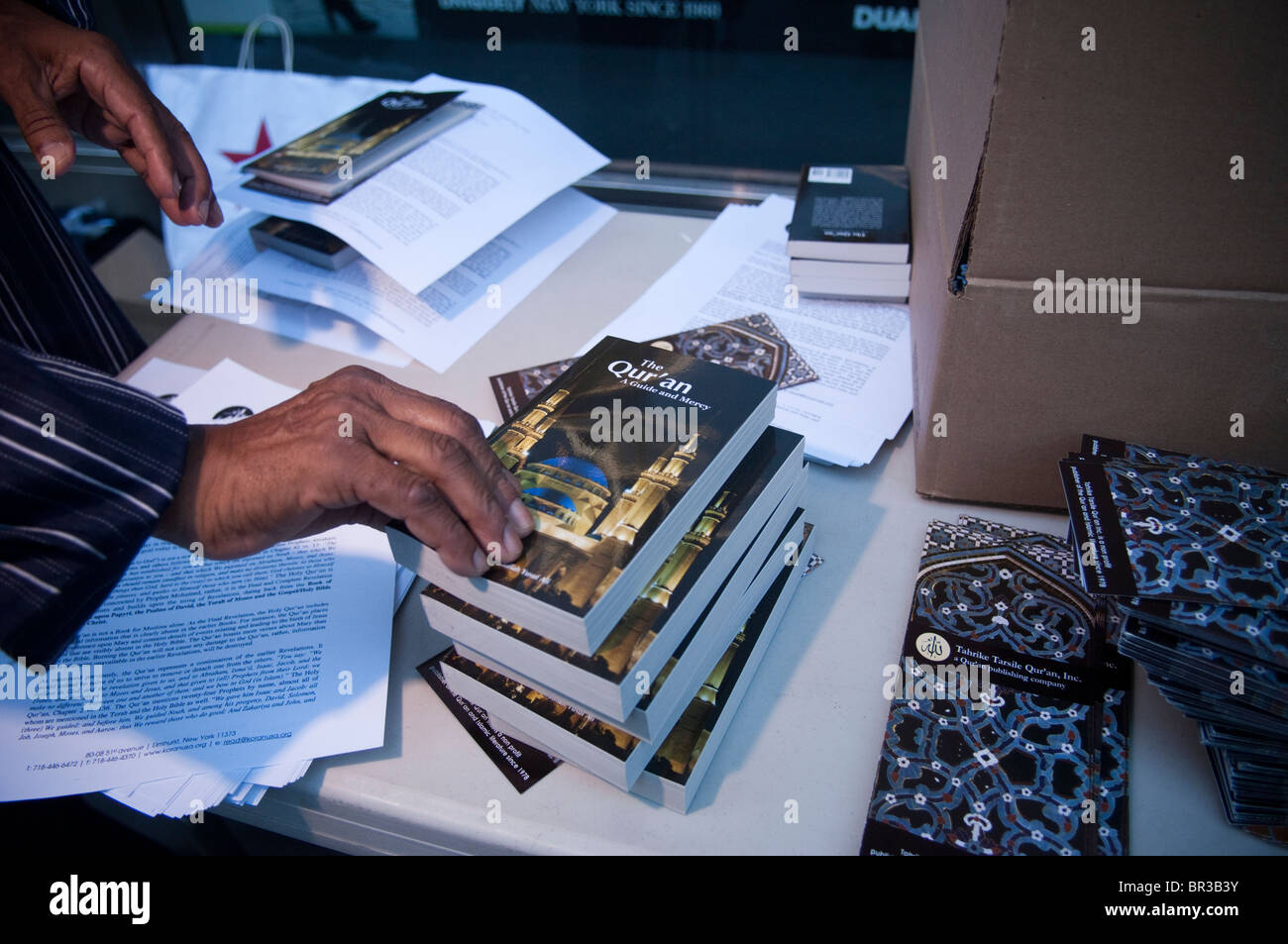 Les musulmans donner gratuitement des corans dans une rue de Manhattan Banque D'Images