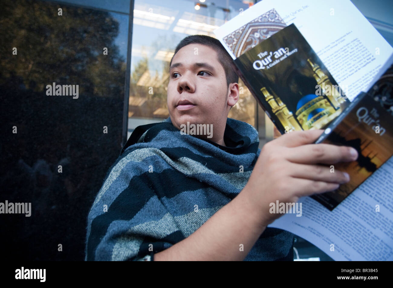 Les musulmans donner gratuitement des corans dans une rue de Manhattan Banque D'Images