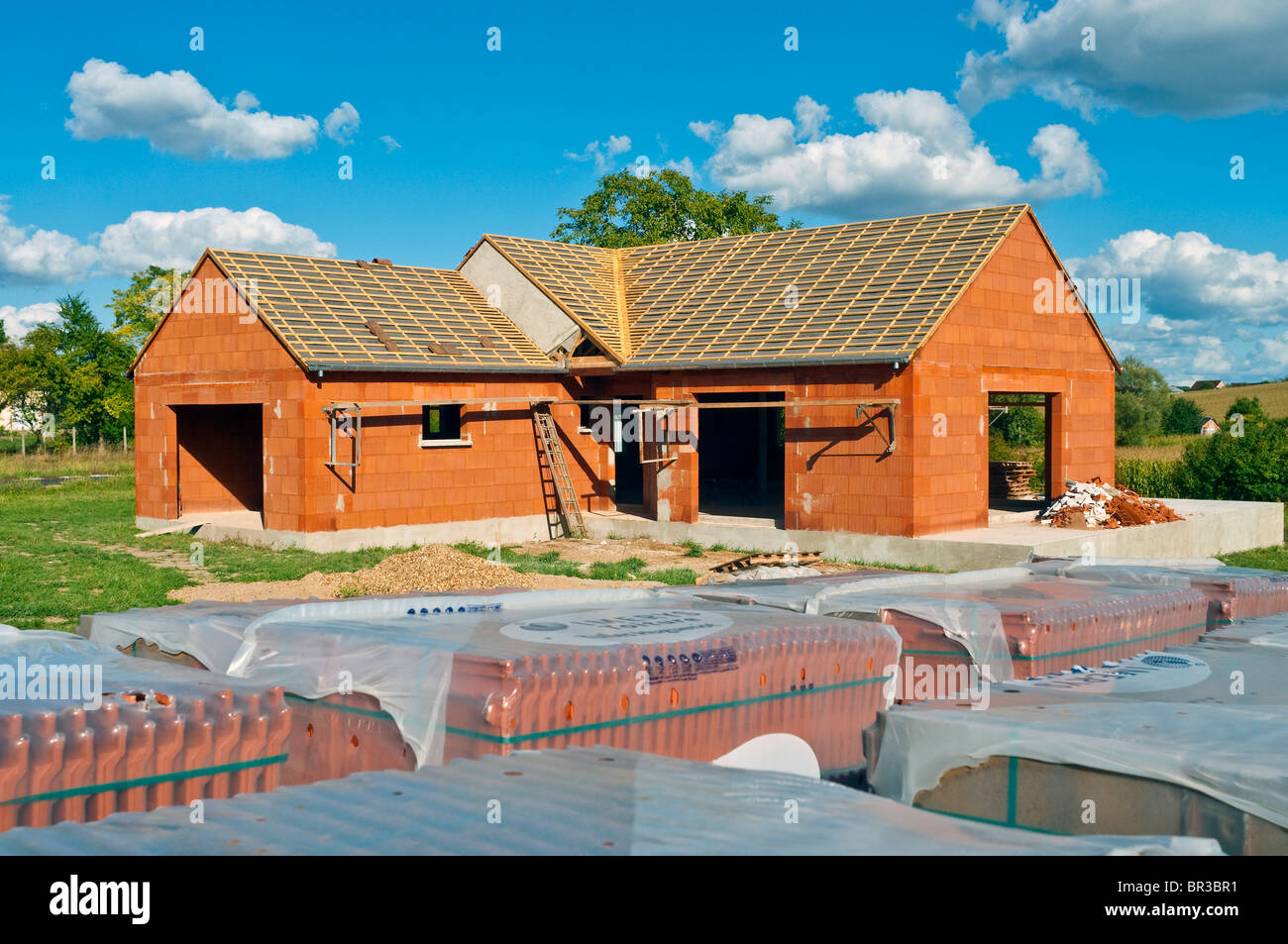 Nouvelle construction de maison de plain-pied avec les piles d' 'Imerys Toiture tuiles - Indre-et-Loire, France. Banque D'Images