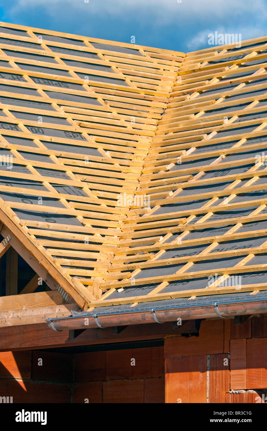 Nouvelle construction de toit valley bungalow bois Charpente Bois pin montrant - Indre-et-Loire, France. Banque D'Images