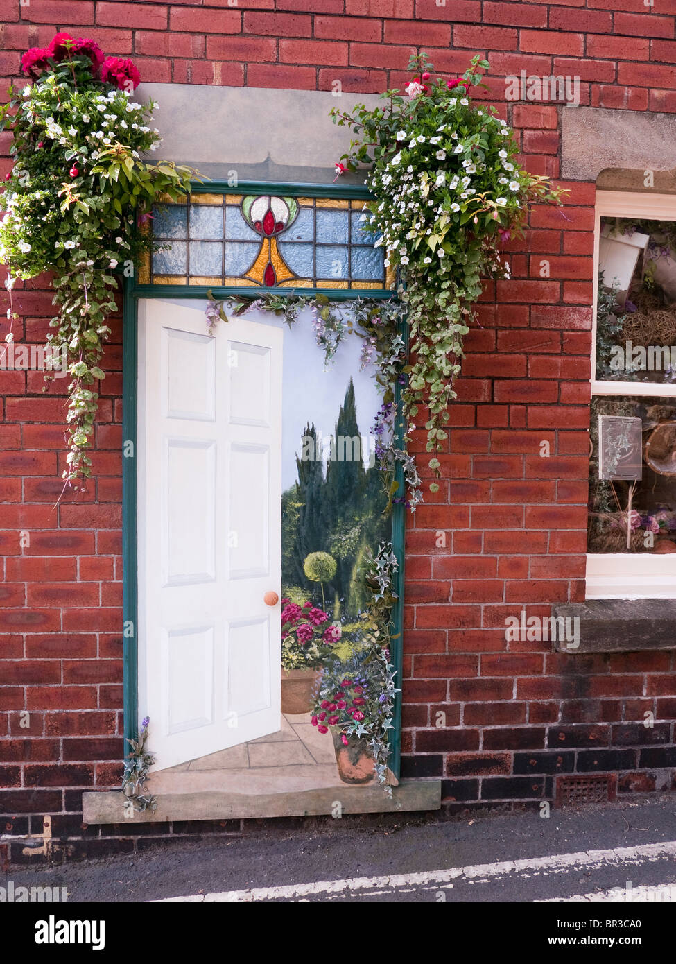 Porte peinte sur brique à flowershop, Knaresborough, Yorkshire Banque D'Images