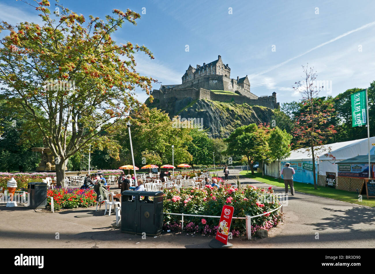 Le Château d'Édimbourg vue d'ouest des Jardins de Princes Street à Édimbourg en Écosse avec les visiteurs appréciant le beau temps Banque D'Images