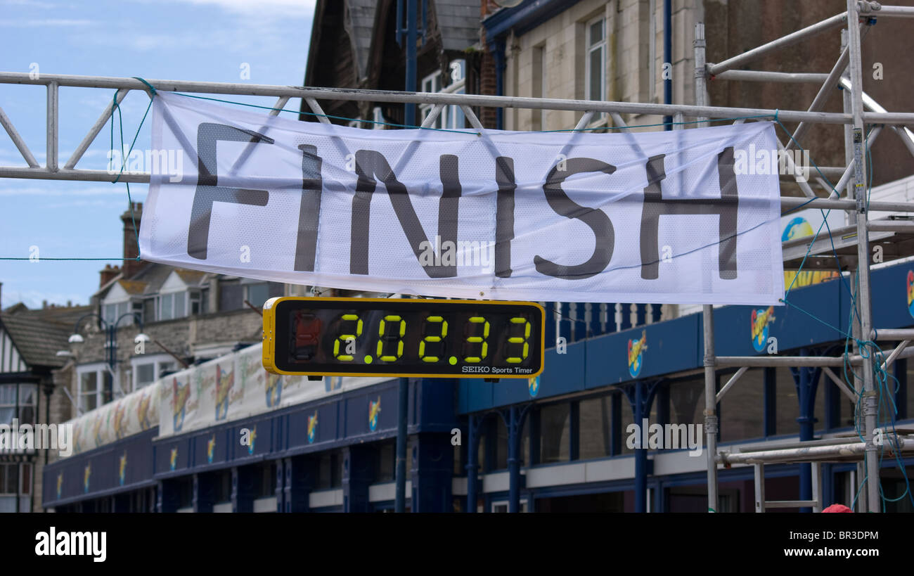 La ligne d'arrivée du semi-marathon de Swanage Banque D'Images