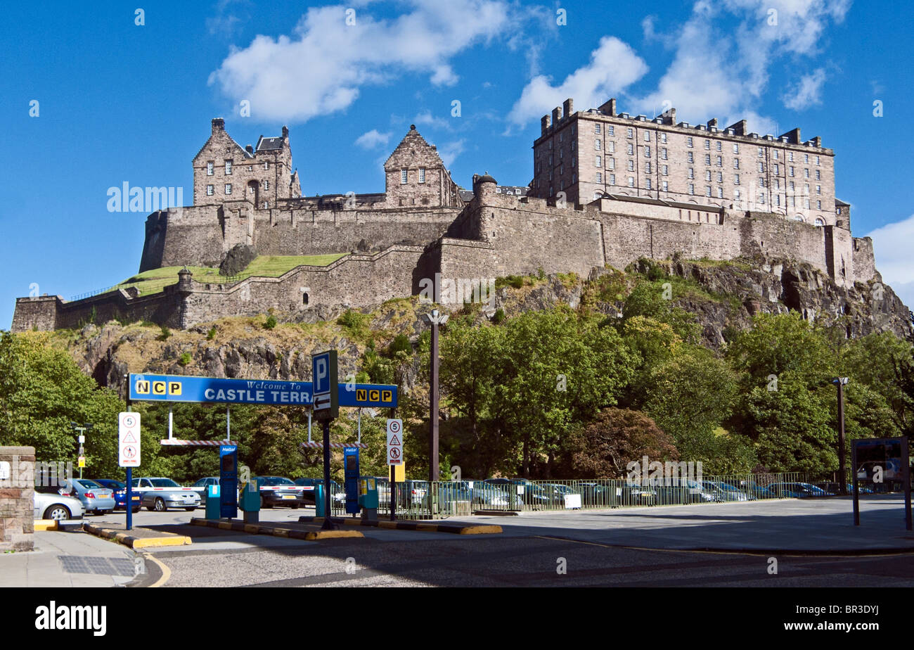 La vue impressionnante sur le château d'Édimbourg à partir de la terrasse du château avec NCP Castle Terrace parking en face. Banque D'Images