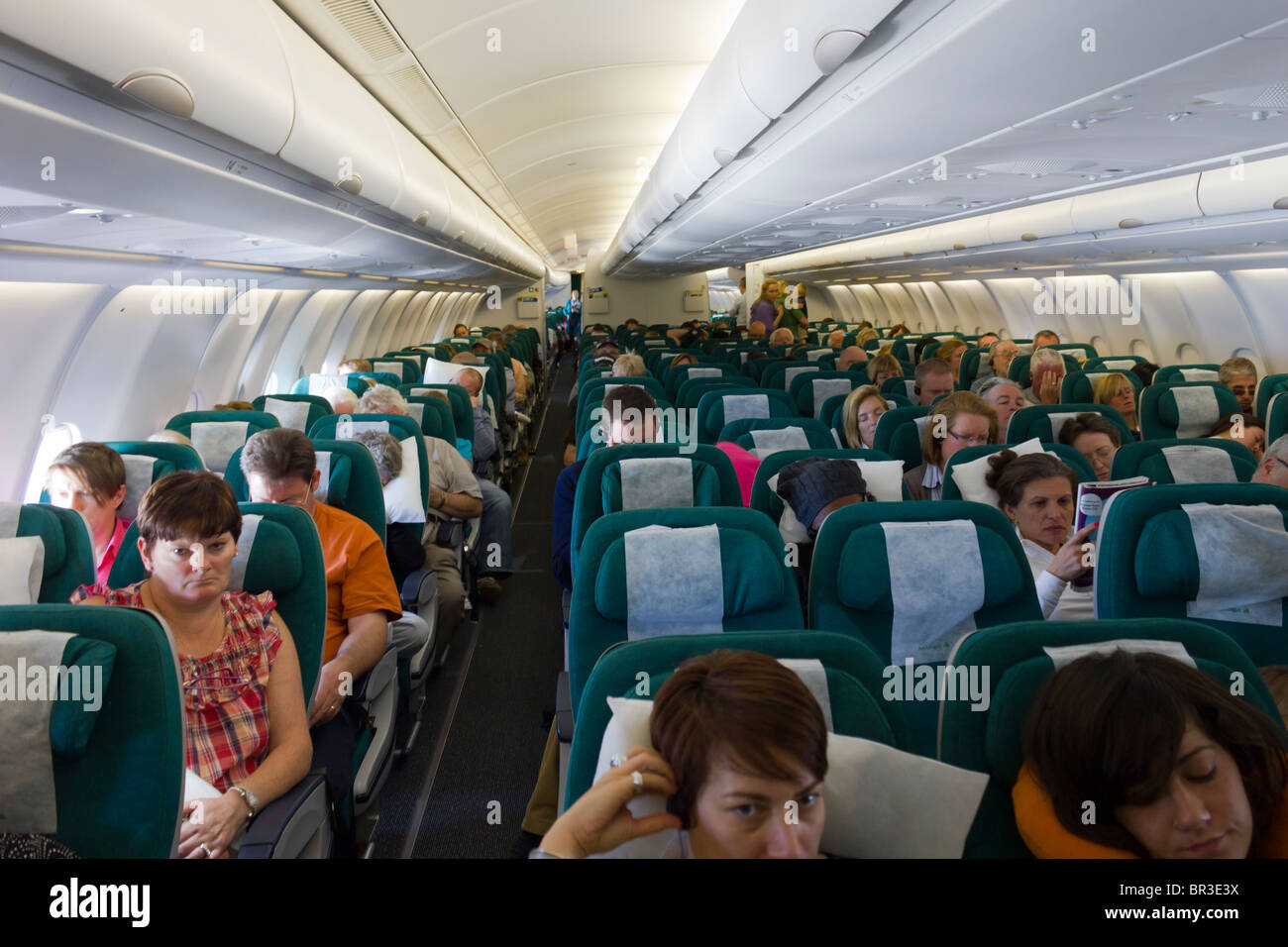 Les passagers en classe économique, vol Aer Lingus Banque D'Images