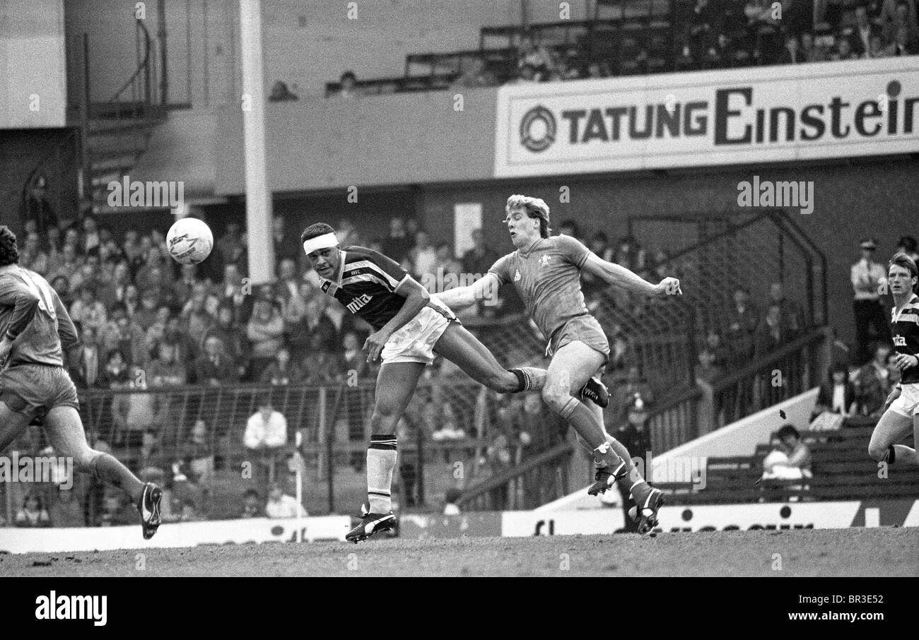 Aston Villa v Chelsea à Villa Park 26/4/1986 Paul Elliott et Kerry Dixon Banque D'Images