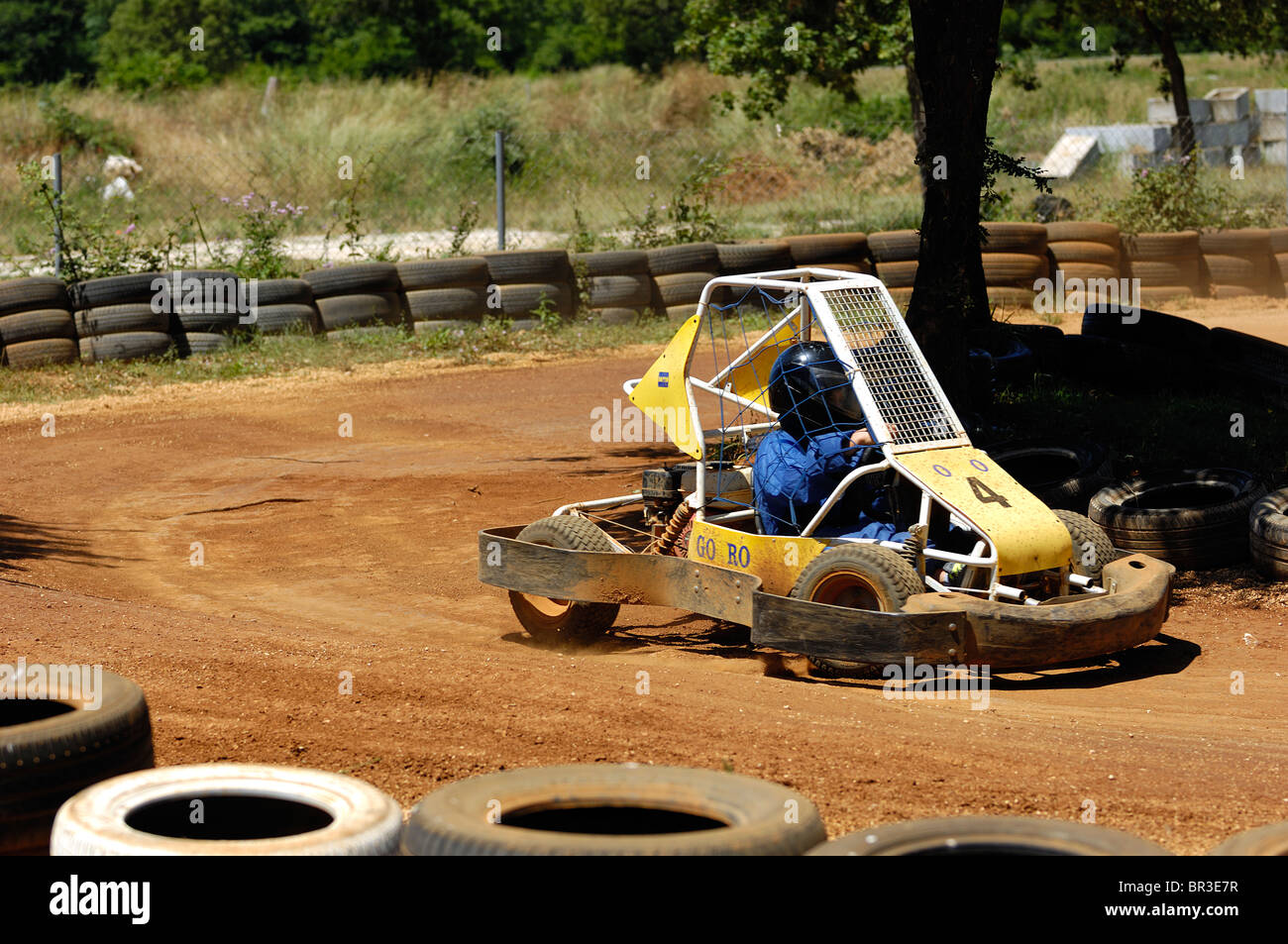 Jeune adolescente dans off road panier Banque D'Images