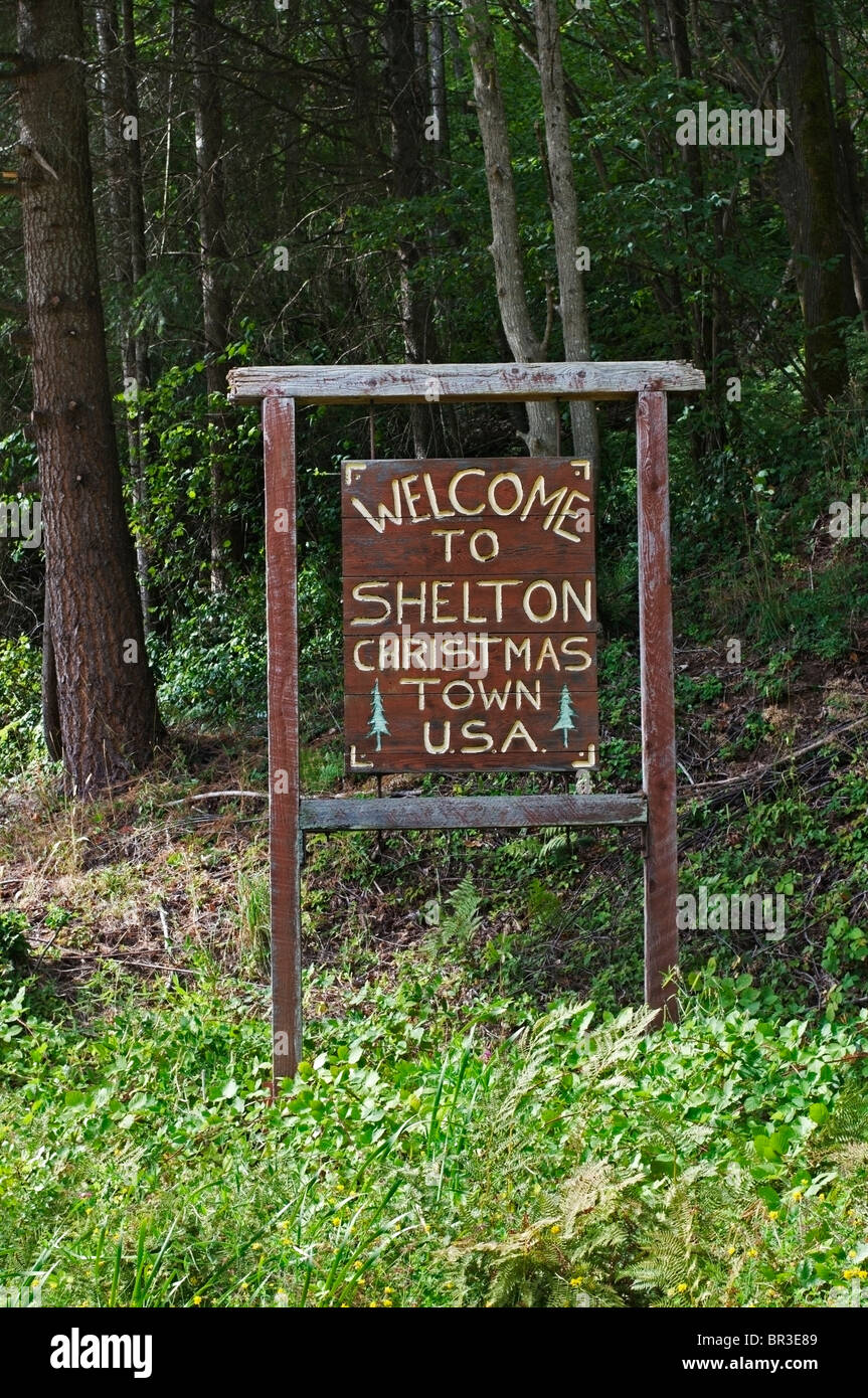 Routière rustique accueillant signe aux automobilistes de la ville de Shelton connue comme ville de Noël aux Etats-Unis. Banque D'Images