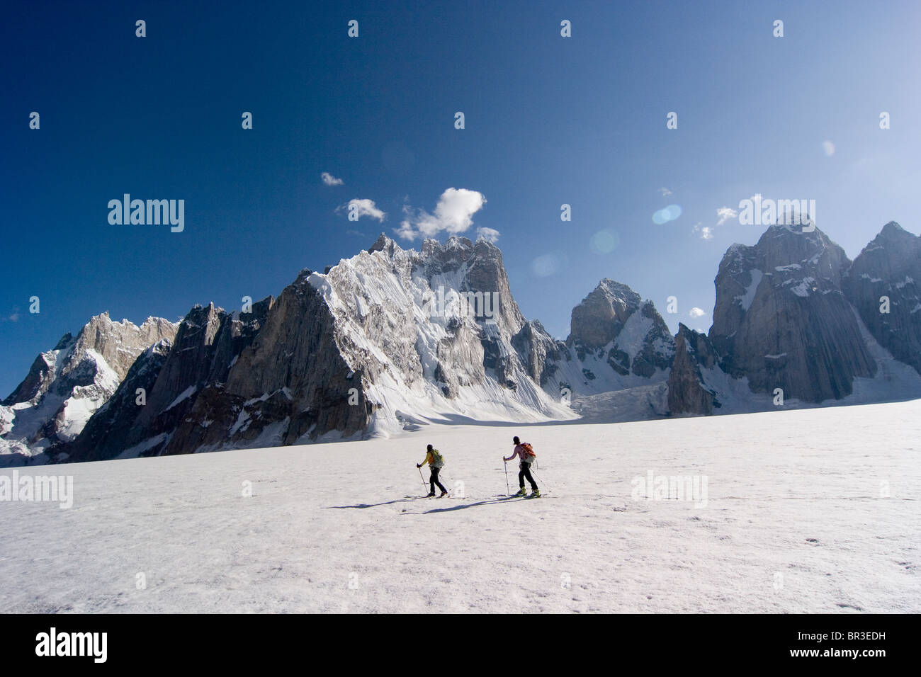 Deux femmes ski sur le glacier de Biafo dans l Himalaya Karakoram au Pakistan Banque D'Images