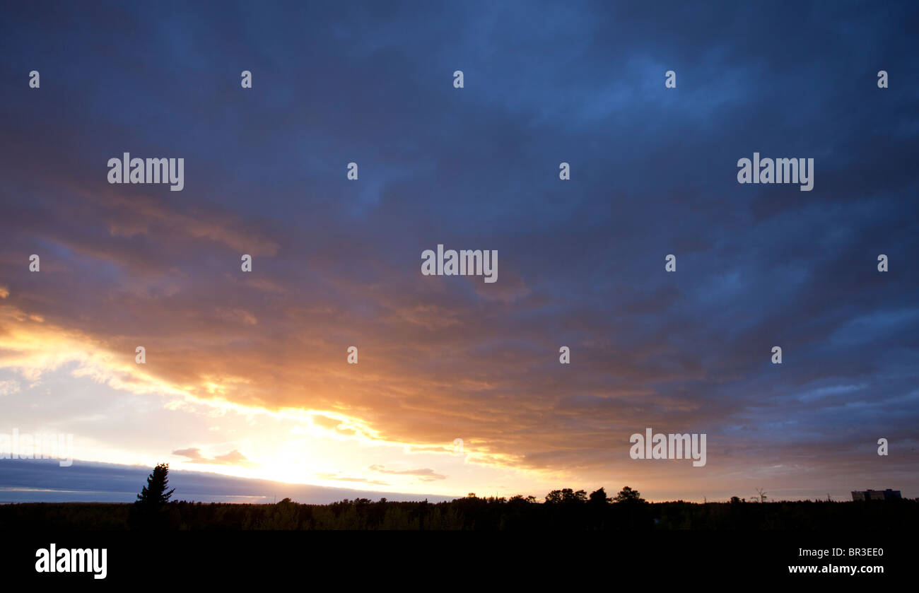 Soirée colorée nuages à ciel au coucher du soleil Banque D'Images