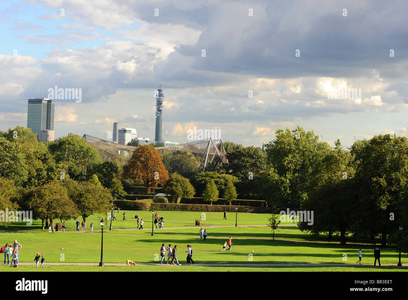 Les gens qui marchent sur Primrose Hill Banque D'Images