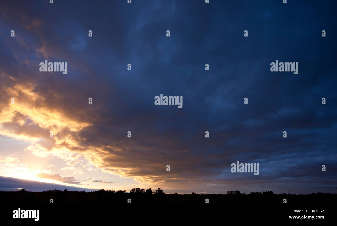 Soirée colorée nuages à ciel au coucher du soleil Banque D'Images