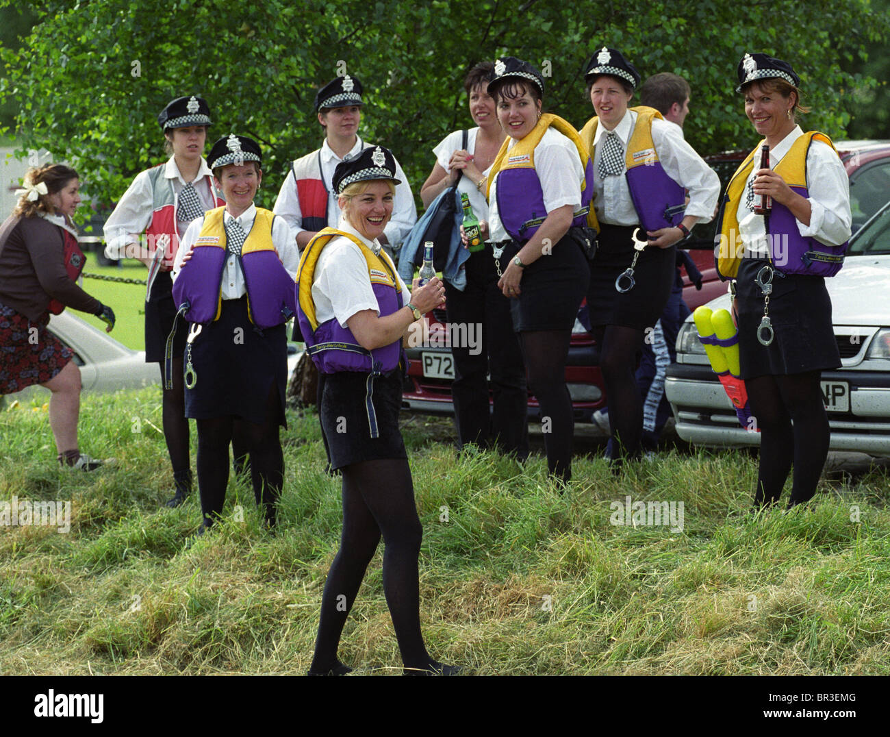 Ironbridge à Bridgnorth raft race participants habillés en femmes de la police en 1999. Banque D'Images