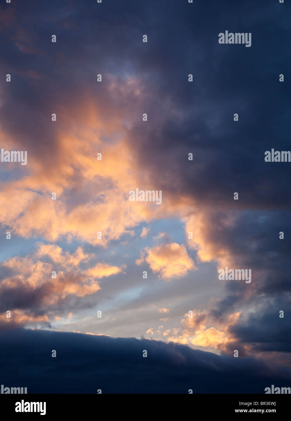 Soirée colorée nuages à ciel au coucher du soleil Banque D'Images