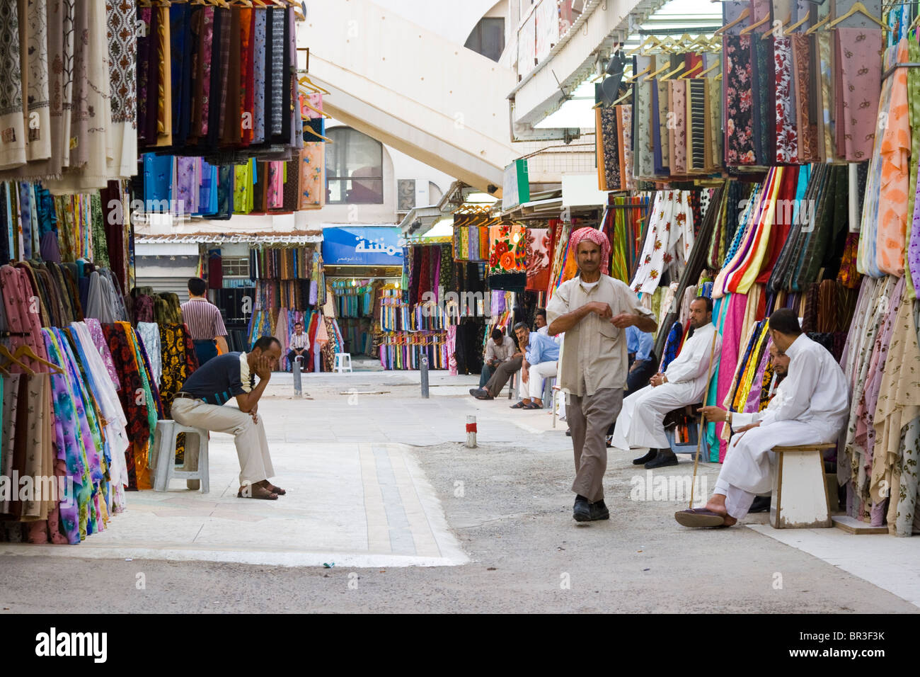 Les vendeurs de textiles dans le vieux souk dans la ville de Koweït, Koweït Banque D'Images