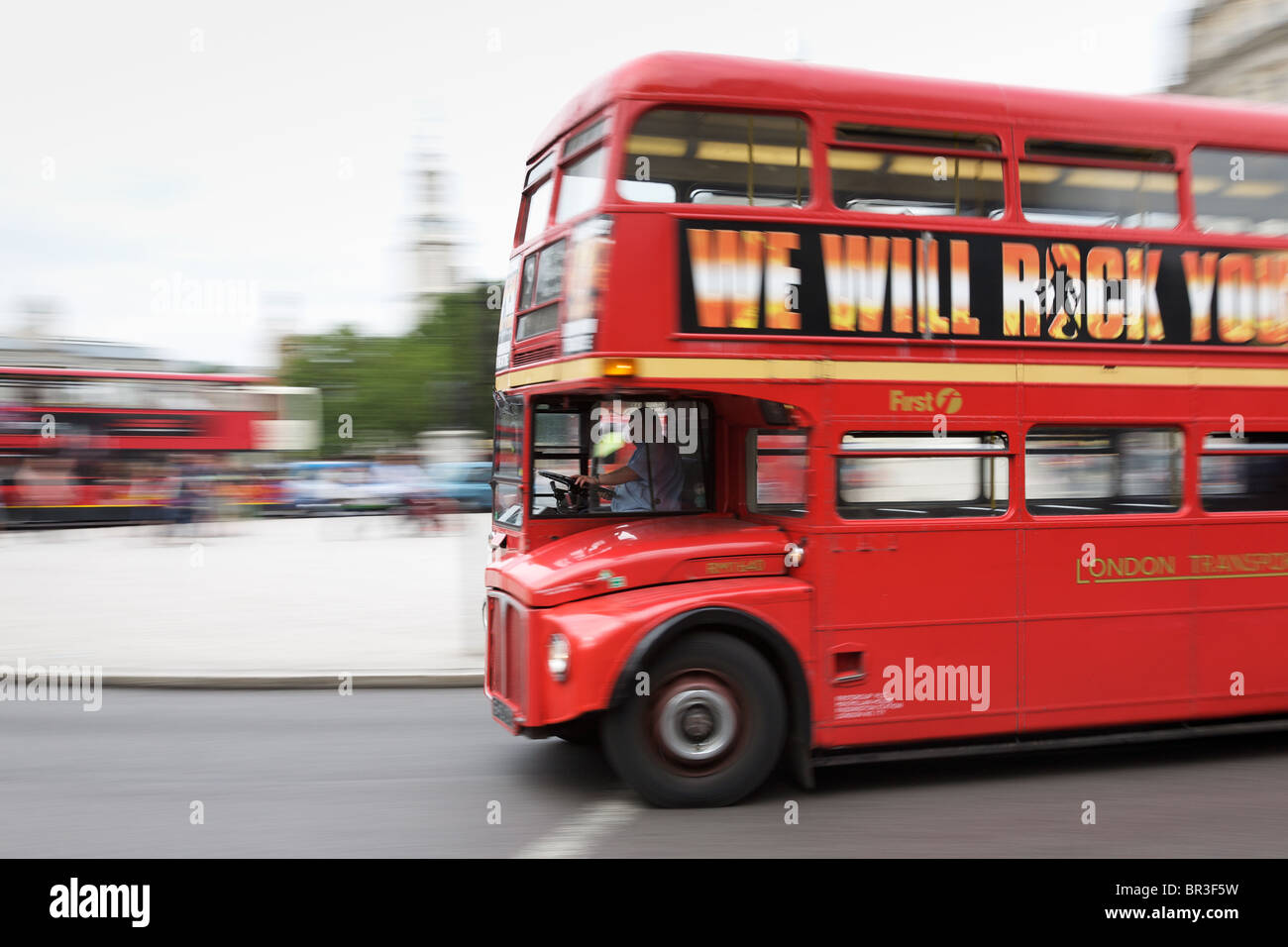 London Routemaster bus se déplaçant autour de Trafalgar Square Banque D'Images