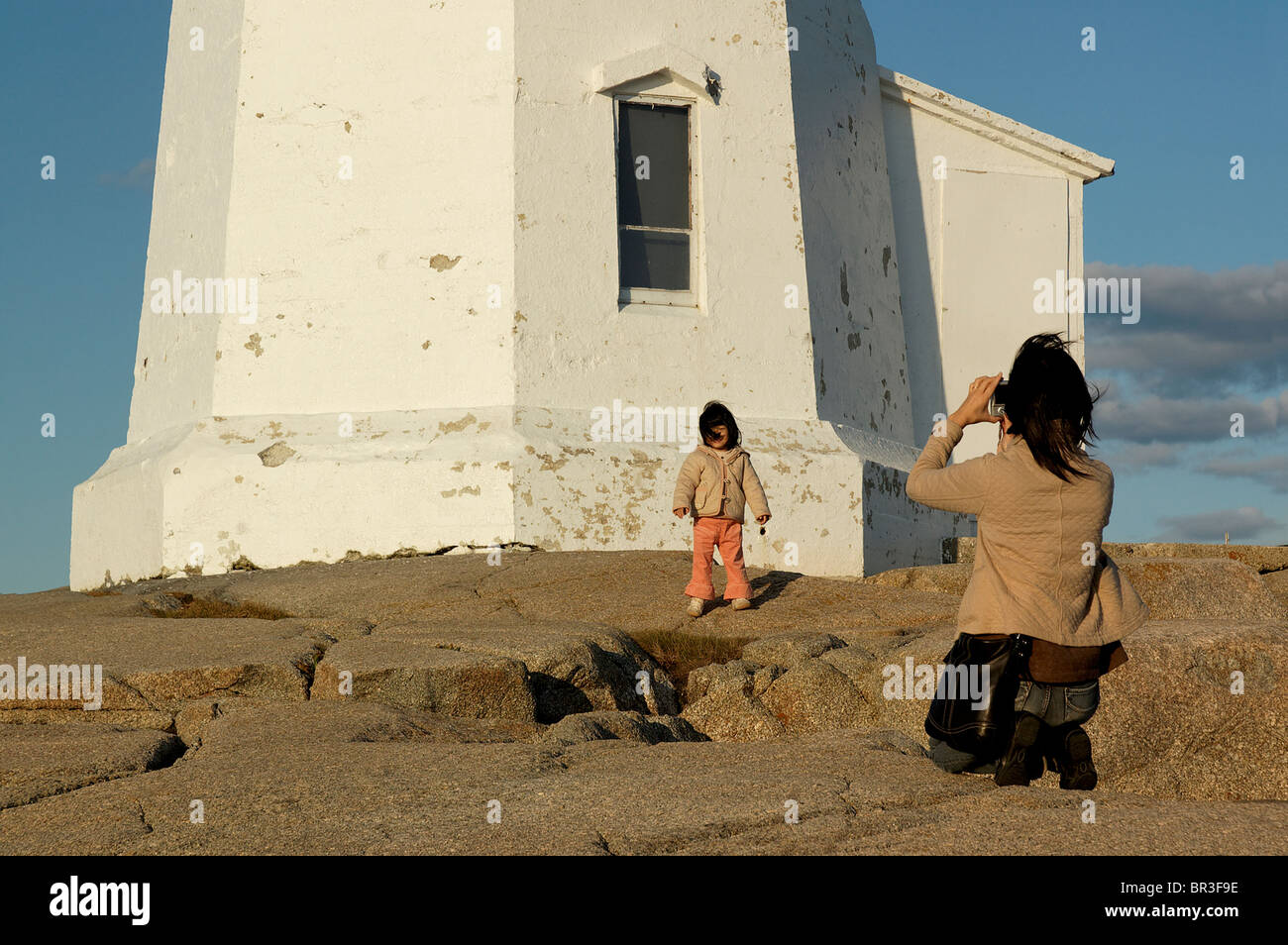 Photographier une femme son enfant par le Phare de Peggy's Cove Banque D'Images