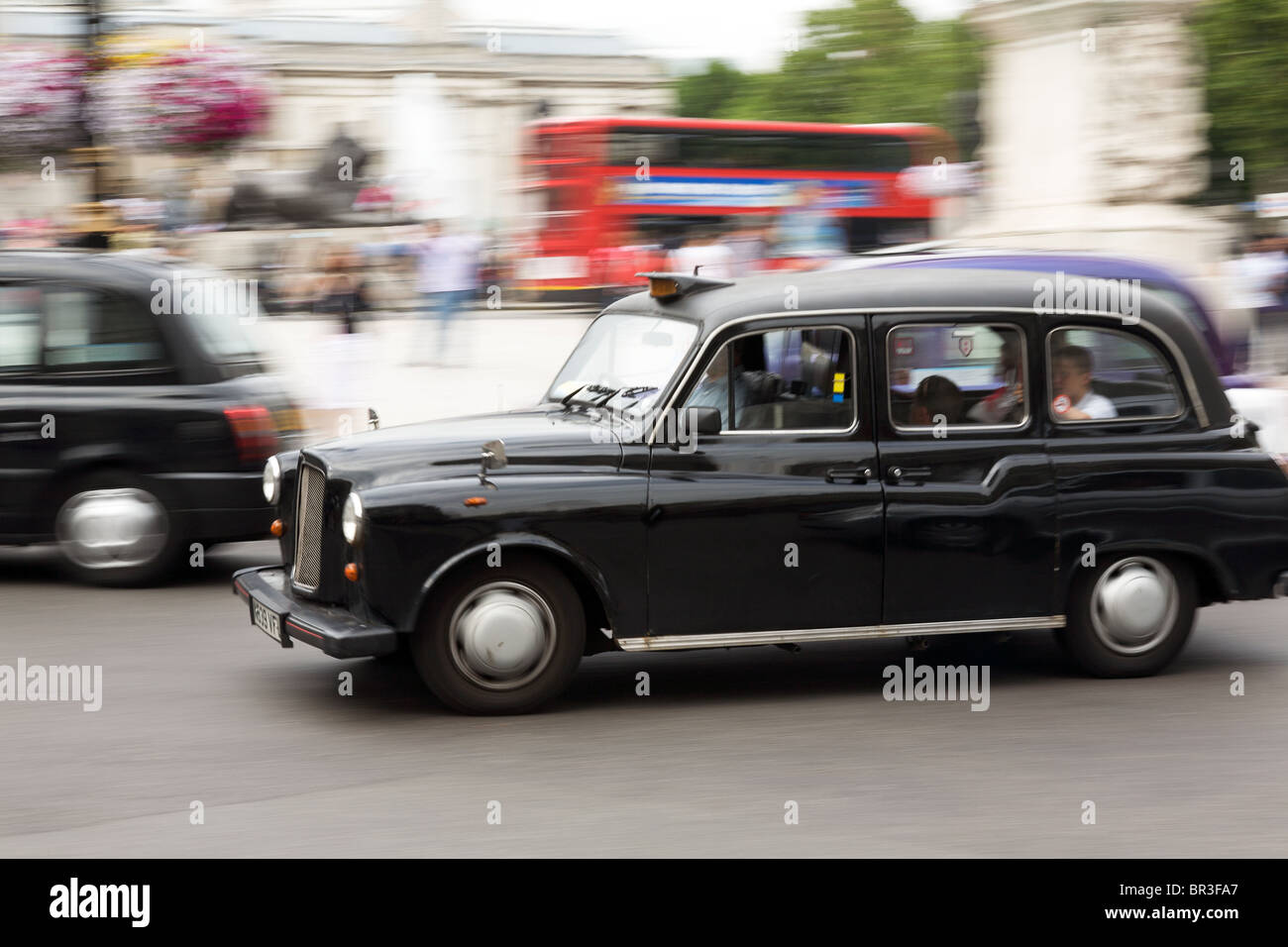 London taxi pris dans Traflagar Square Banque D'Images