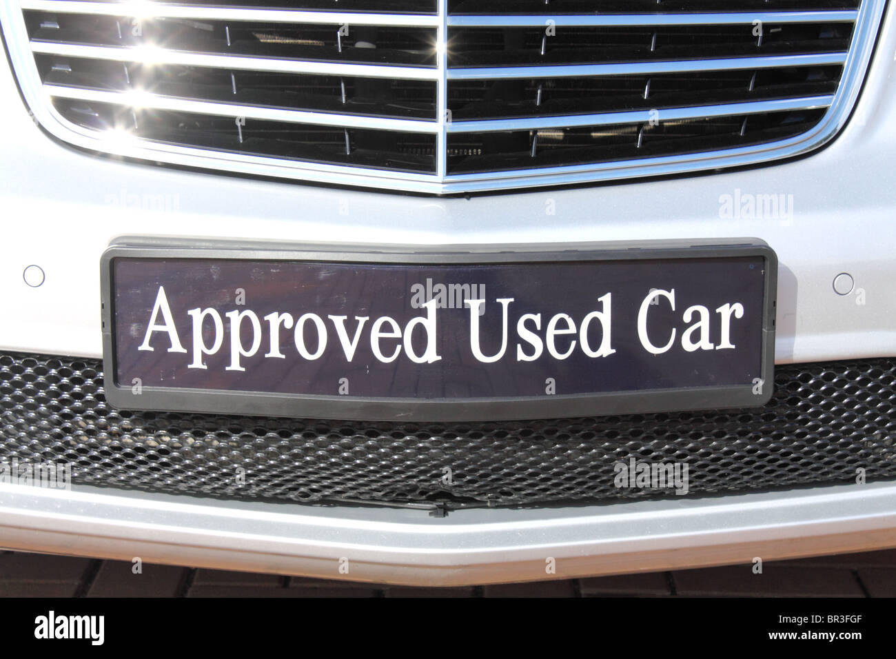 Approuvé voiture d'inscription sur la plaque de numéro d'une voiture à vendre à un concessionnaire avant-cour Banque D'Images