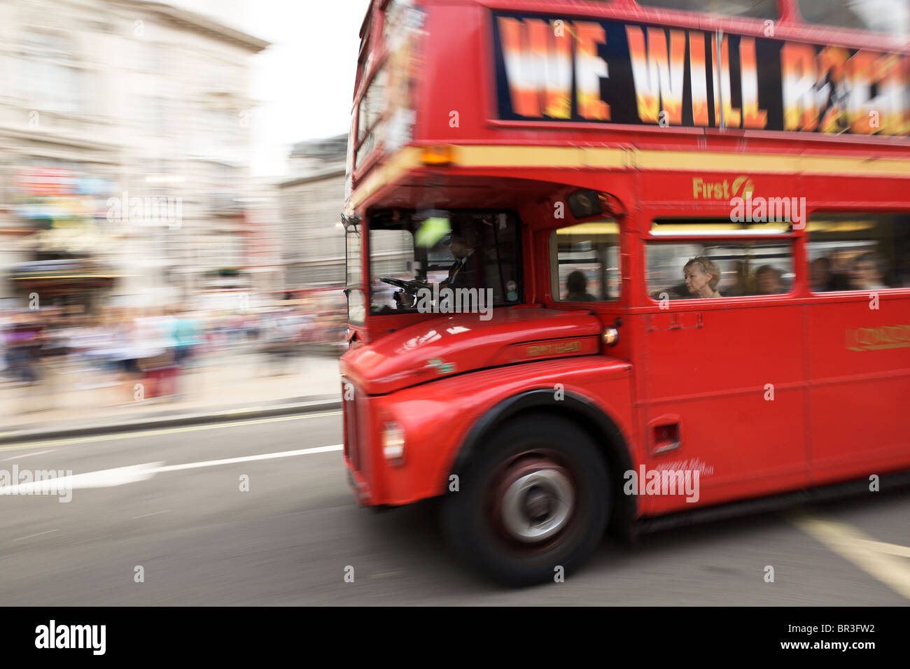 Old London Routemaster bus se déplaçant dans Piccadilly Circus, Londres Banque D'Images