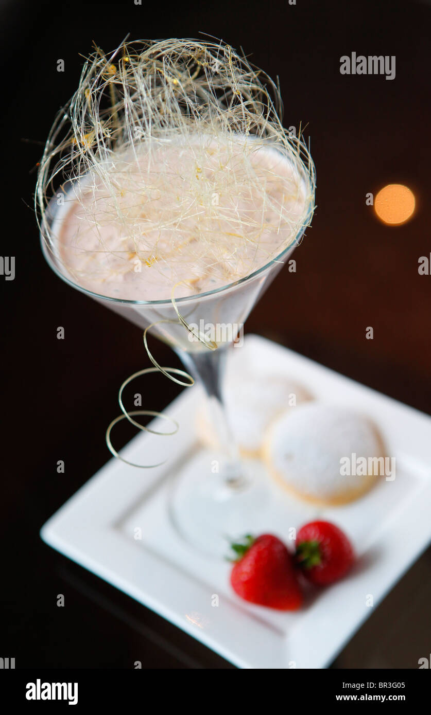 Mousse de fraises à la menthe et au chocolat blanc ganoche. Banque D'Images