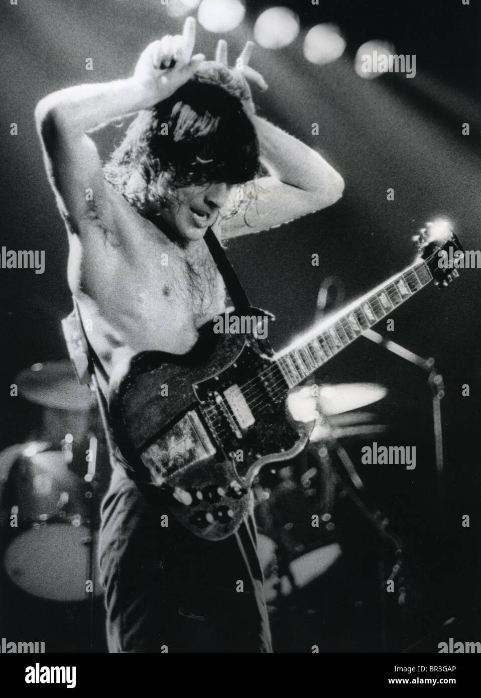 AC/DC - Angus Young à Leicester Demontfort Hall à propos de 1982. Photo Paul Smith Banque D'Images
