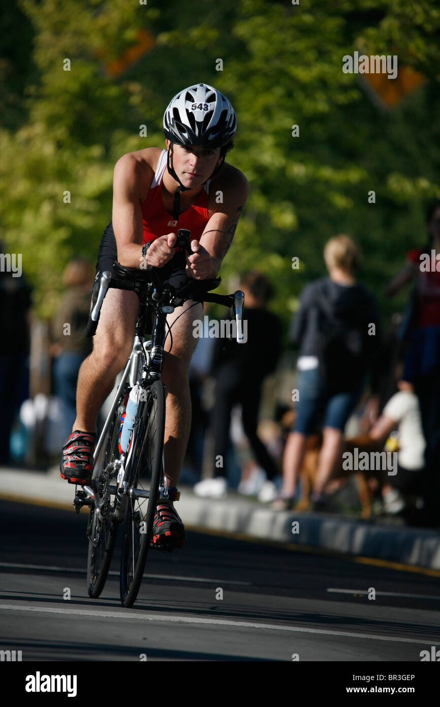 18 ans, Josh Latto participe à la jambe de 2007 vélos de Triathlon de Portland de Portland, Oregon. Banque D'Images