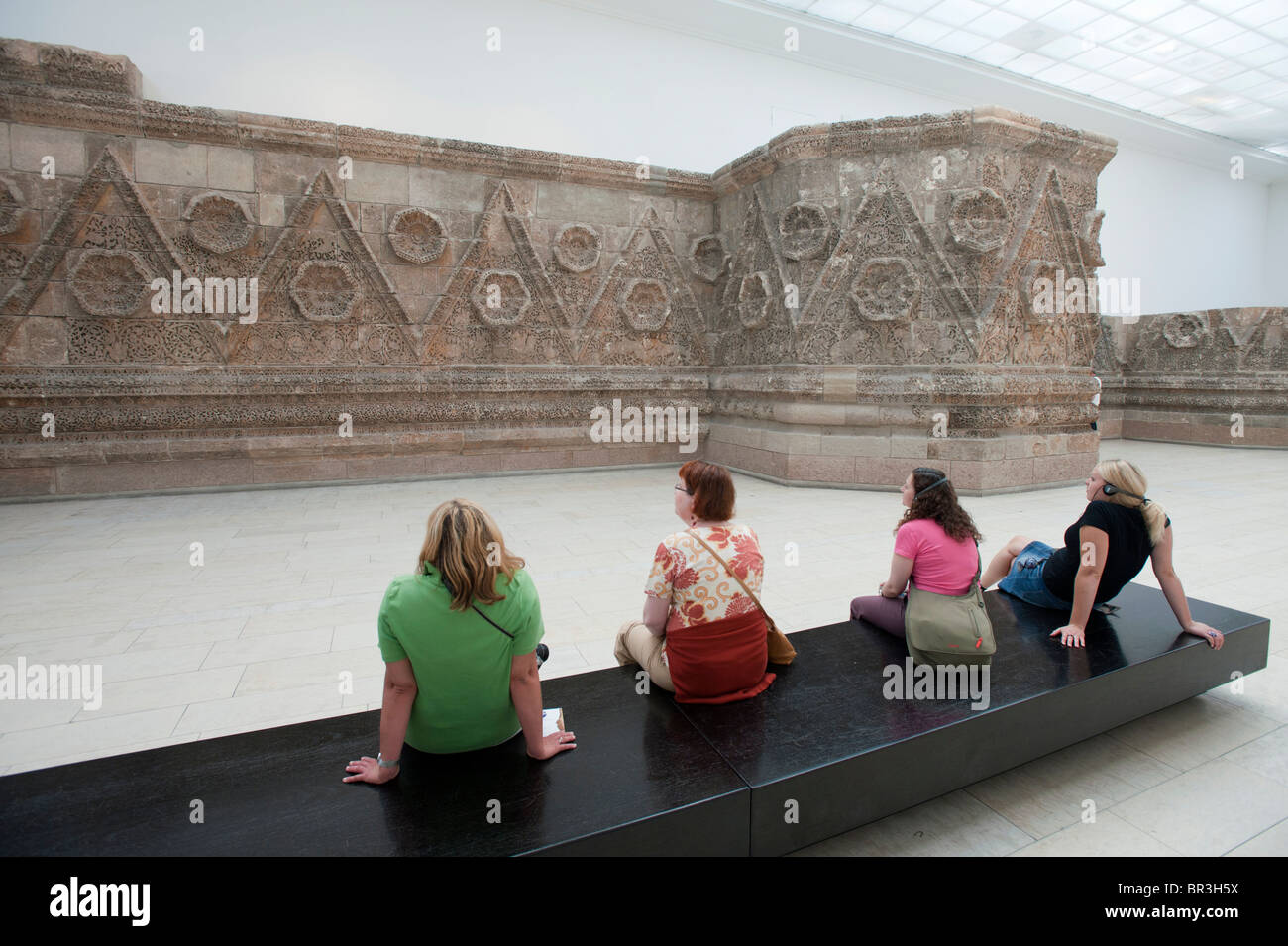Les visiteurs à la recherche de vestiges de palais de Mshatta au Musée de Pergame sur Museumsinsel à Berlin Allemagne Banque D'Images