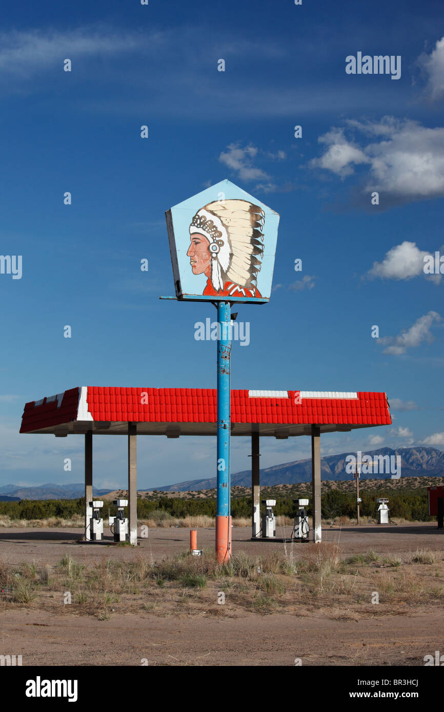 Grand chef station d'essence et signe, les régions rurales du Nouveau-Mexique, Zia Pueblo, USA. Banque D'Images