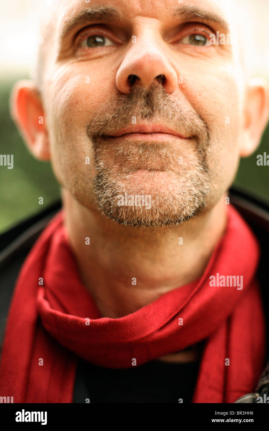Portrait d'un homme dans la quarantaine, portant un foulard rouge à  l'automne Photo Stock - Alamy