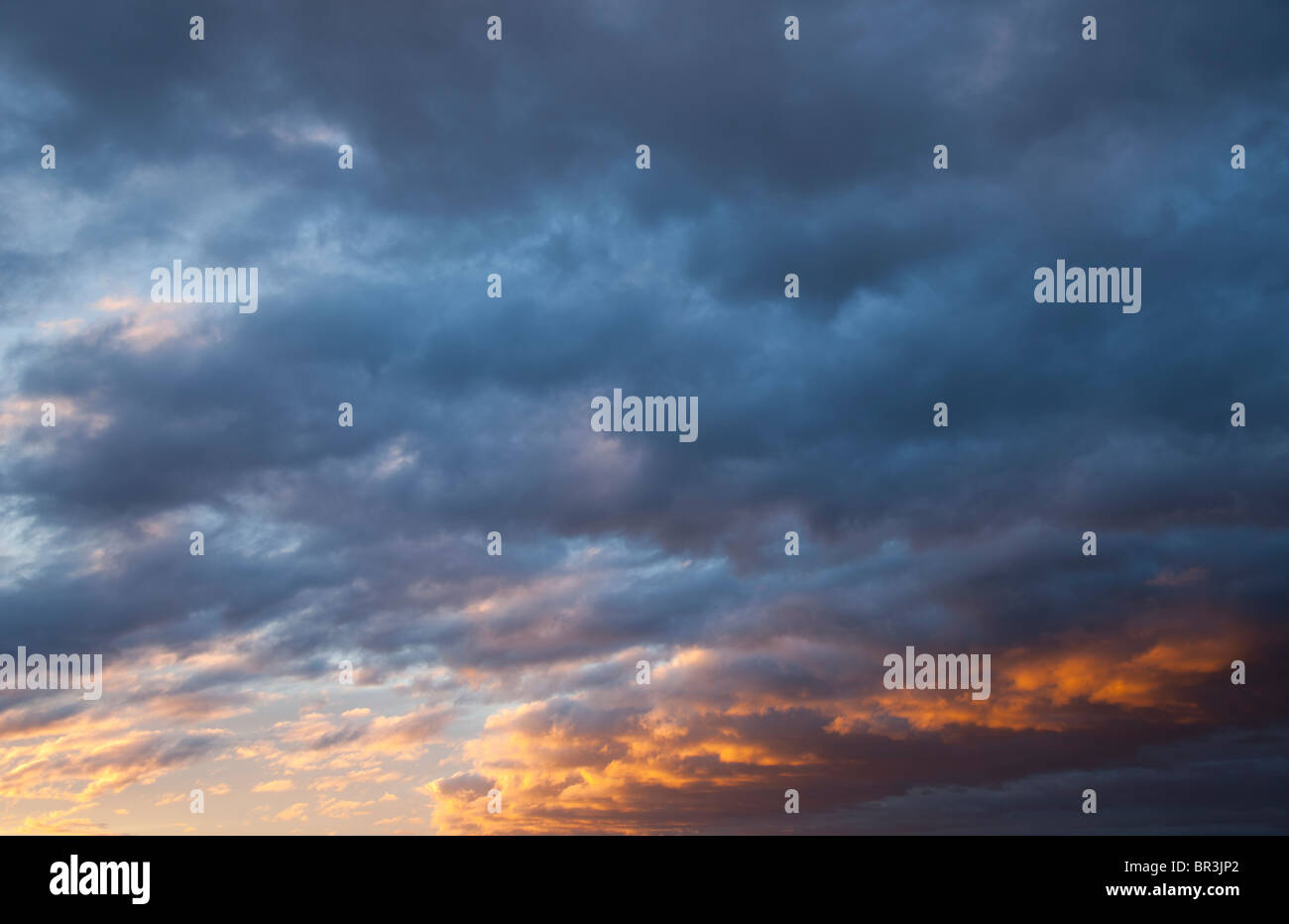 Soirée colorée nuages à ciel au coucher du soleil Banque D'Images