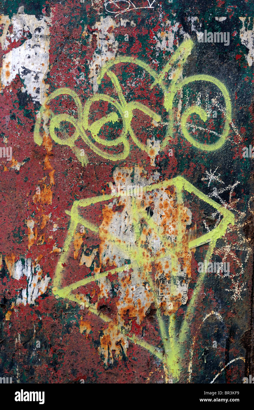 Un graffiti sur une vieille porte métallique Banque D'Images